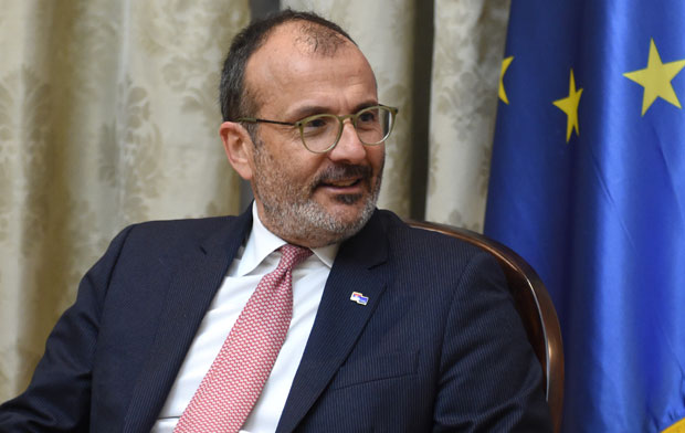 Шпијунка: Фабрици са својих ДЕВЕТ џезви увек спреман за еспресо  (ФОТО)